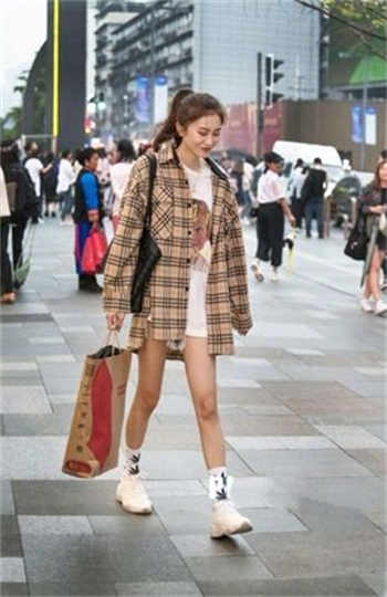 翠花和快递员老李