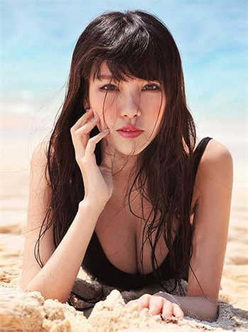 两人打扑克时奶一抖一抖
