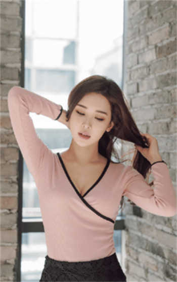 监控拍到女子大小便