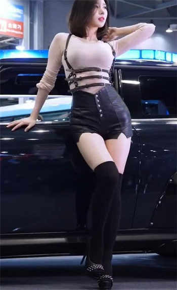 两个女的跟一个送外卖的