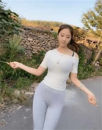 兄妹交谈仙踪林