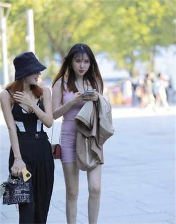 吉娜忘记穿开大口衣领