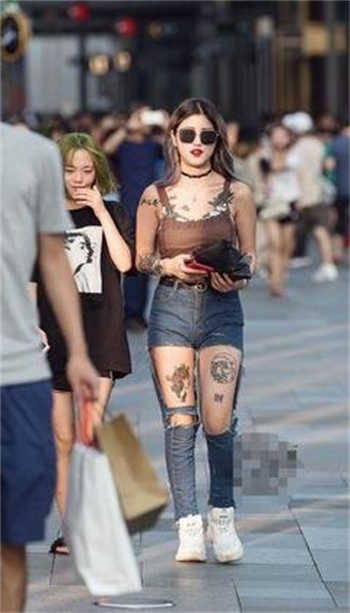 男人和女人互相亲下肢